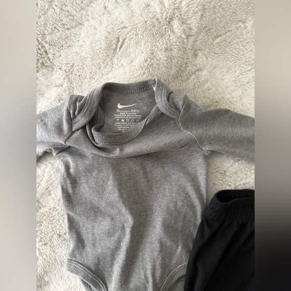 Like New - Infant Nike Outfit - Picture 3 of 5